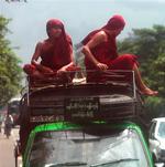 I frygt for deres liv flygter flere munke nu ud af Myanmars hovedstad Yangon. 