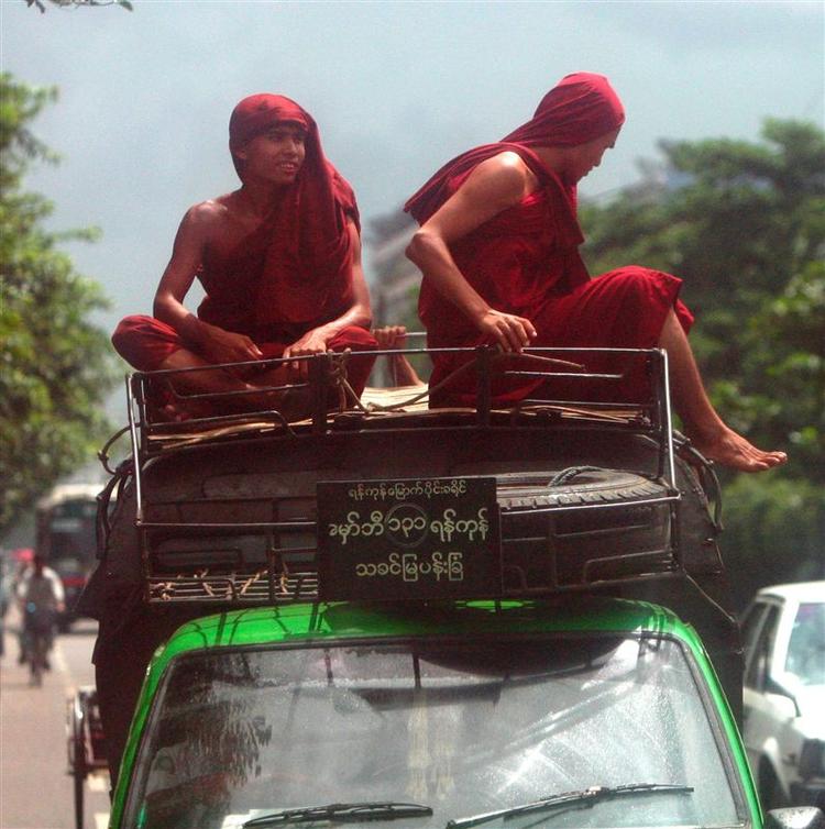 I frygt for deres liv flygter flere munke nu ud af Myanmars hovedstad Yangon. 