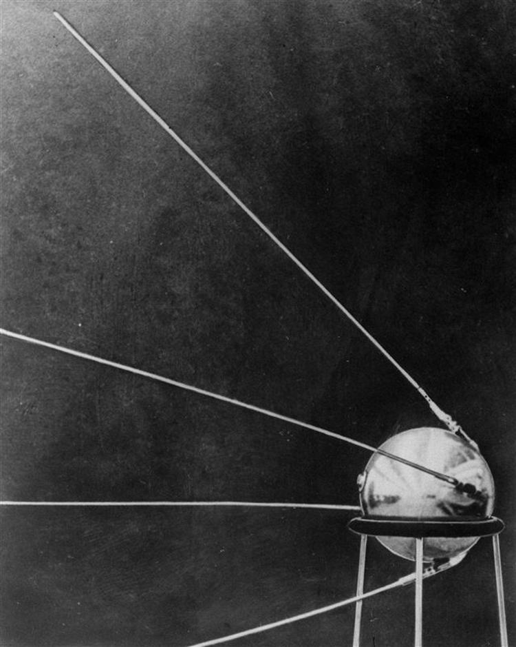 Den var lille og vejede blot 84 kilo. Man da den sovjetiske Sputnik 1 i dag for 50 år siden blev sendt i kredsløb omkring jorden hensatte den USA og resten af den vestlige verden i chok. 