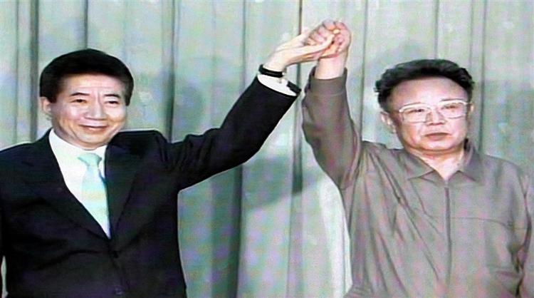 Sydkoreas præsident Roh Moo-Hun hans nordkoreanske kollega  Kim Jong-il sætter punktum for Korea-krigen. 