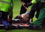 Milans målmand Dida blev udskiftet efter at en Celtic-fan stormede ind på banen og rørte målmanden på kinden. 