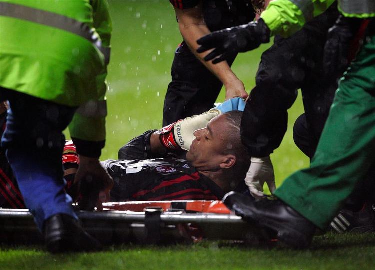 Milans målmand Dida blev udskiftet efter at en Celtic-fan stormede ind på banen og rørte målmanden på kinden. 