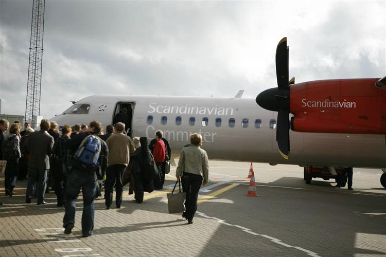 Passagerer strømmer ombord på et af SAS' Dash 8-fly i dag i lufthavnen i København. 