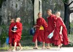 En gruppe helt unge munke på gaden i Yangon torsdag. 