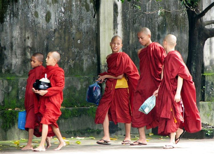 En gruppe helt unge munke på gaden i Yangon torsdag. 