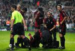 Milan-keeper Dida faldt til jorden mod slutningen af Champions League-kampen mellem Celtic og Milan onsdag aften. 
