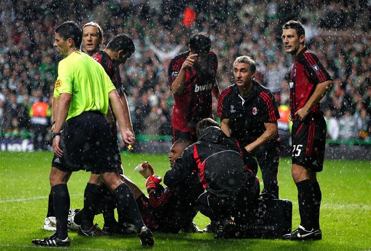 Milan-keeper Dida faldt til jorden mod slutningen af Champions League-kampen mellem Celtic og Milan onsdag aften. 
