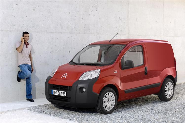 Citroën Nemo - en varebil, der ikek fylder ret meget og som går rigtig langt på literen. Bilen er nærmest identisk med Peugeot Bipper. 