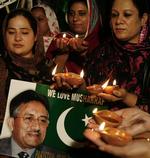 Tilhænger af Pakistans præsident, Pervez Musharraf, ved en støttedemonstration i Lahore. 