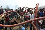 Frivillige hjælper med at føre en brandslange frem til de flammer, der opstod, da et transportfly tidligt torsdag styrtede ned i DR Congos hovedstad, Kinshasa. 