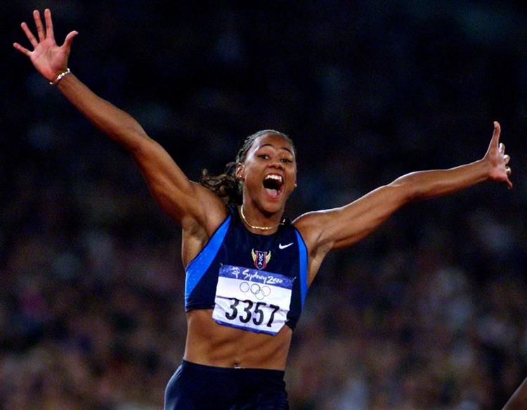 Her vinder Marion Jones guld ved OL i Sydney 23. september 2000. Det viser sig nu, at hun havde indtaget ulovlige dopingpræparater. 