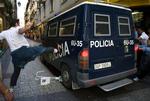 Maskerede spanske politimænd rykkede ud og anholdt Batasunas ledere i aftes. De lokale beboere gav ikke politiet en varm velkomst. 