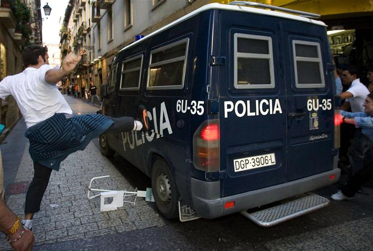 Maskerede spanske politimænd rykkede ud og anholdt Batasunas ledere i aftes. De lokale beboere gav ikke politiet en varm velkomst. 