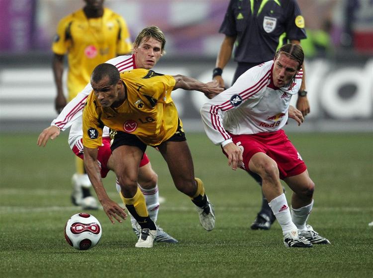Den tidligere verdensmester med Brasilien Rivaldo (i gult) scorede det ene af målene i den første kamp og var dermed med til at sende AEK Athen videre i opgøret mod Salzburg. 