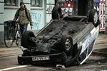 Det er ødelæggelser som disse, politiet forsøger at undgå i Grøndalsvænge. Billedet her er fra de uroligheder, der fulgte rydningen af Ungdomshuset på Jagtvej i marts i år. 