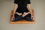 Det er ikke nødvendigt at sidde i lotusstilling - man kan også meditere siddende på en kontorstol. 