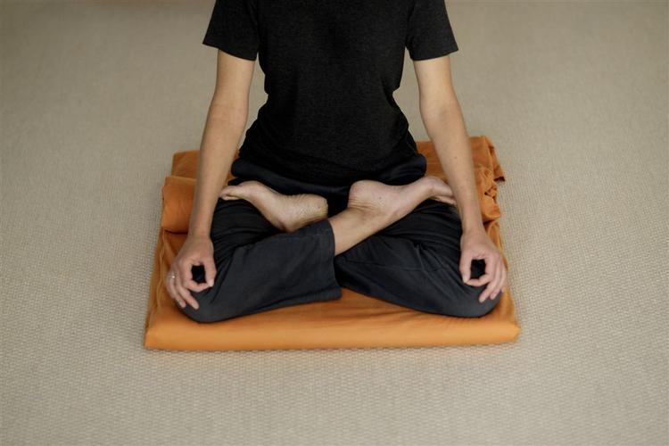 Det er ikke nødvendigt at sidde i lotusstilling - man kan også meditere siddende på en kontorstol. 