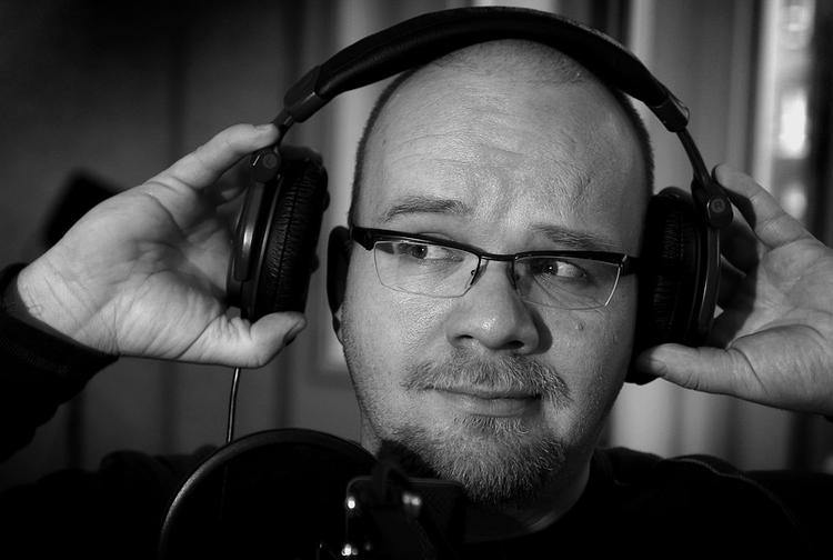 Lars Hjortshøj fanget i æteren, før han skal hjem til sin morfarlur i den stråtækte idyl. 