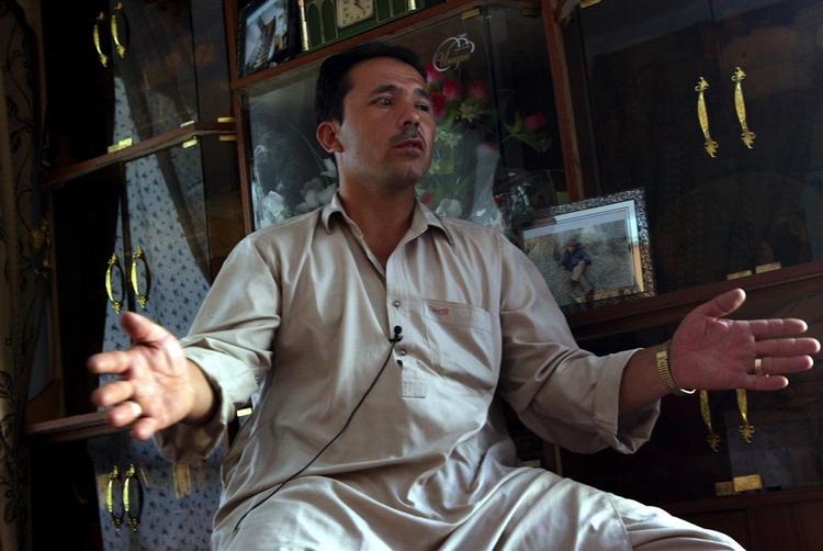 Ahmad Jaan Mahmidzada, faren til Ahmad Khan Mahmidzada, der spiller Hassan i filmatiseringen af romanen 'Drageløberen' kan se frem til at skulle forlade sit land, efter hans søns medvirken i filmen. Det er for farligt for familien at være i Afghanistan. 