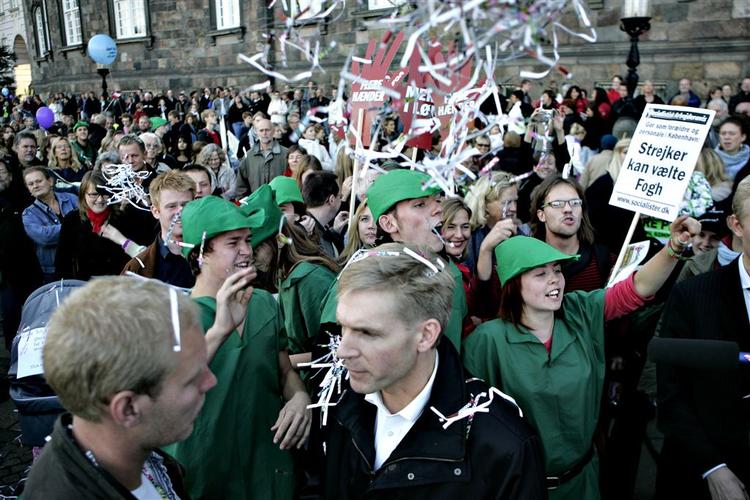 Dansk Folkepartis gruppeformand, Kristian Thulesen Dahl (forrest i midten), var en af de politikere, der forleden blev mødt af råbende demonstranter på Christiansborg slotsplads. 