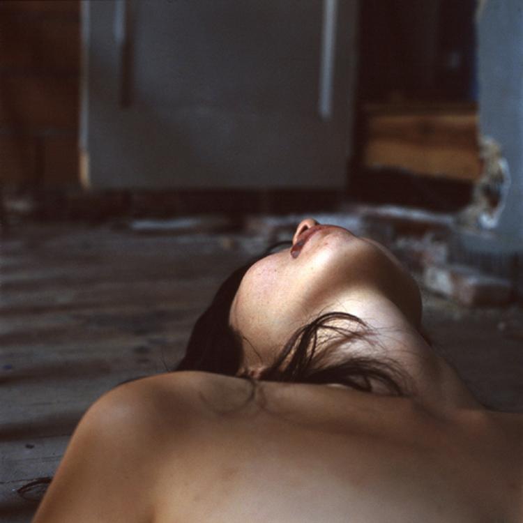 Kumi Oguro skaber iscenesatte fotografier af mennesker. 