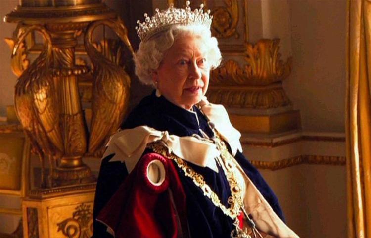 Med vanlig sans for drama har de britiske medier for længst døbt dokumentarmiseren 'Queengate'. Her ses dronning Elizabeth II i en scene fra dokumentaren. 