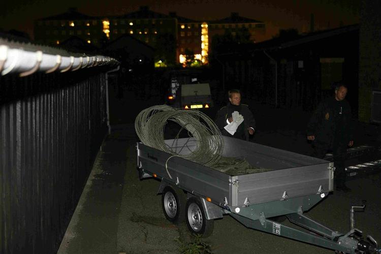 Politiet opruster med pigtråd på Grøndalsvænge allé 13 inden de unges aktion. 