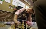 9-årige Nejra fra Bosnien holder frikvarter på gulvet i Brovst Skole. Læreren siger, at hun er kvik og dygtig. Hun går også til svømning og ridning. Hun har boet i Asylcenter Brovst i et år, men har tilbragt de sidste seks år rundt omkring i forskellige asylcentre. 