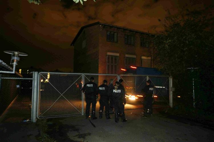Politiet forhindrede tre aktivister i at se huset på Grøndalsvænge Allé 13 udefra, mens de selv forberedte sig til aktionen med pigtråd og hundepatruljer. 