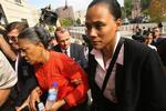 Marion Jones på vej i retten med sin mor ved sin side. 