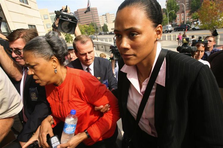 Marion Jones på vej i retten med sin mor ved sin side. 