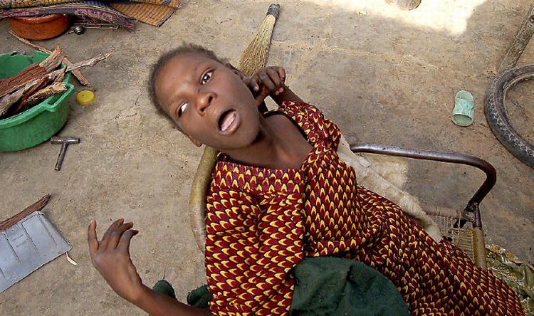 Firdausi Abdullahi, som i dag er 13 år, er alvorligt hjerne- skadet. Hun var med i Pfizers forsøg. »Jeg er meget sikker på, at det er den medicin, som mit barn fik, der har  gjort hende til det, hun er nu«, siger  hendes mor Ainab Abdullahi.  Foto: Mike Oboh/Reuters 