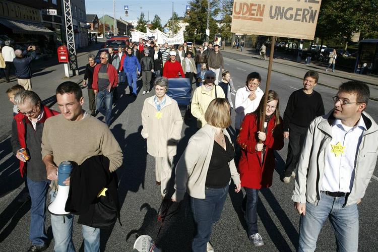 Omkring 200 beboere i Københavns Nordvestkvarter er mødt op for at demonstrere mod unges varslede besættelse af en bygning på Grøndalsvænge. 