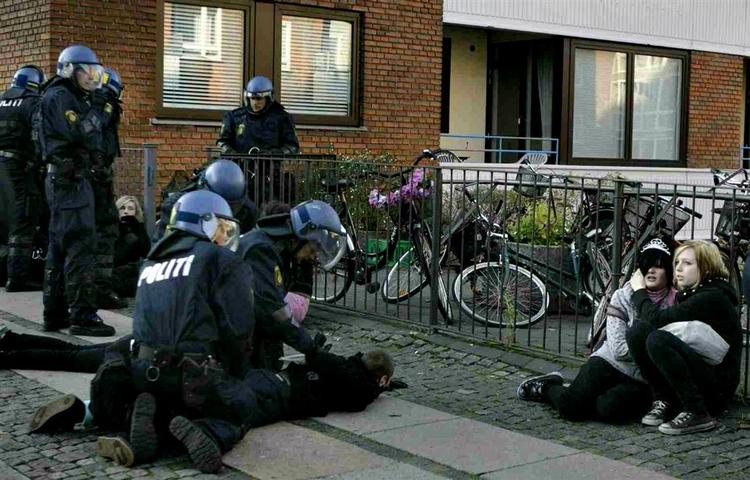 Politiet har anholdt flere personer i området. 