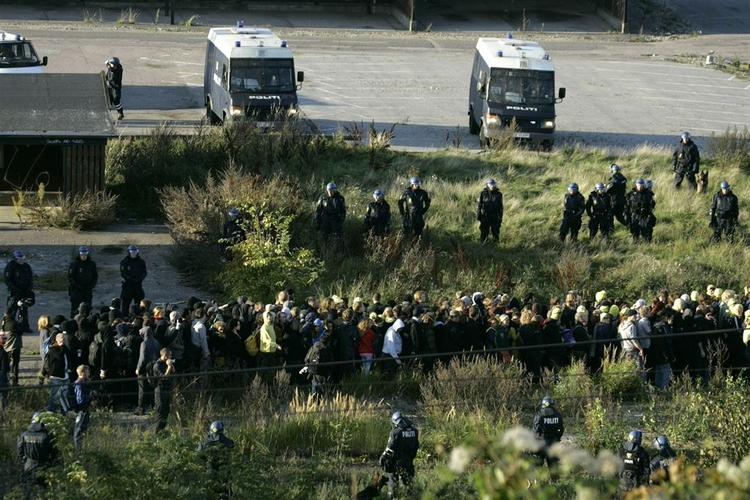 Politiet har anholdt flere hundrede unge - her på selve grunden, hvor en stor gruppe slap ind. Men de vil hurtigt blive løsladt igen, vurderer politiets talsmand. 