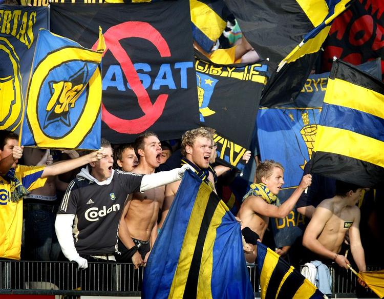 Brøndbys fans bar sit hold frem på udebanen i Viborg. 