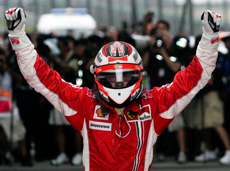 Kimi Räikkönen gemmer sig bag hjelmen efter sejren i Kina. 