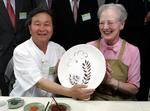 Dronning Margrethe gik selv i gang med penslen, da hun besøgte et keramikværksted i Sydkorea. 
