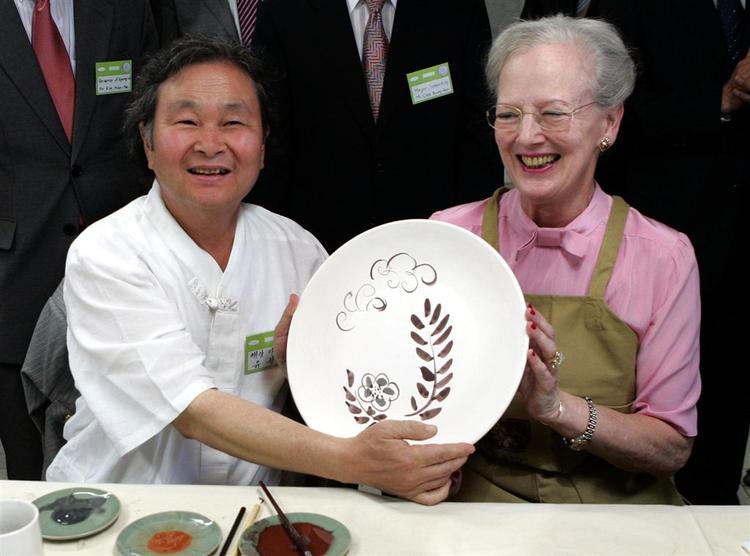Dronning Margrethe gik selv i gang med penslen, da hun besøgte et keramikværksted i Sydkorea. 
