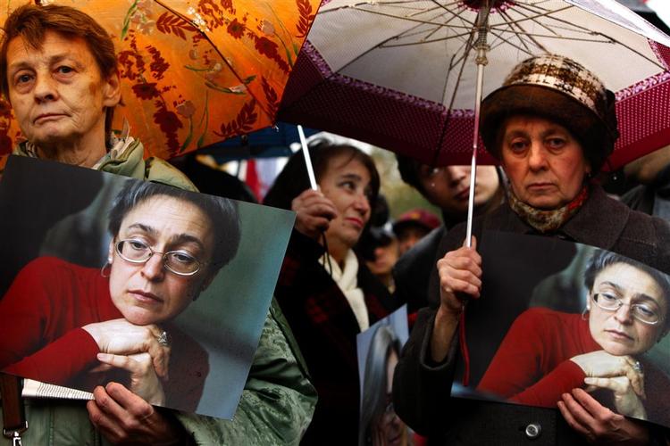 Anna Politkovskaja var blandt andet kendt og anerkendt i hele verden for sine rapporter om russiske overgreb på civile under krigen i Tjetjenien. Hun blev myrdet under mafialignende forhold på denne dato for et år siden. 