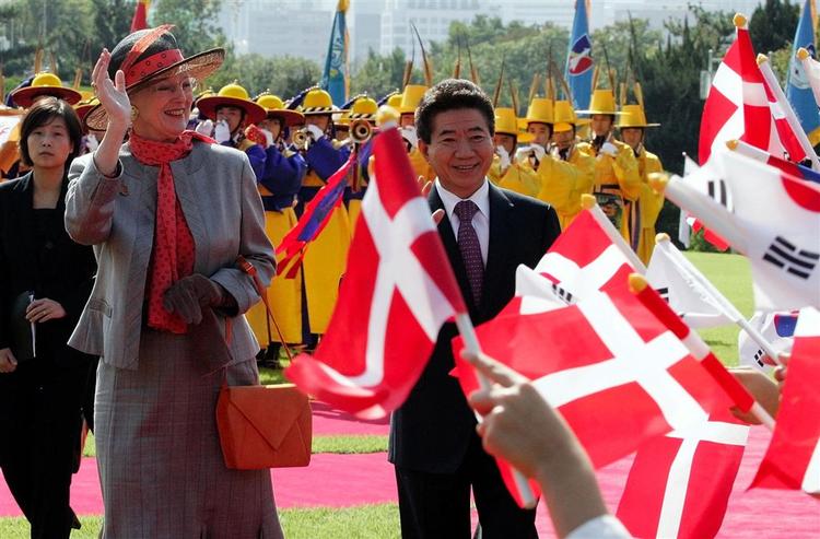 Dronning Margrethe mødte den sydkoreanske præsident alene, da Prins Henrik er syg. 