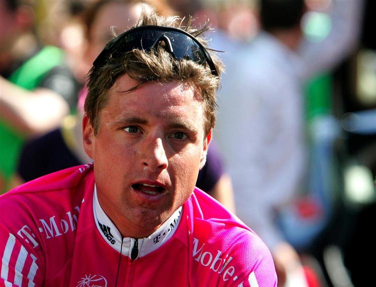 T-mobiles rytter Patrik Sinkewitz blev nappet for at bruge en gel indeholdende testosteron, mens Lorenzo Bernucci  har brugt vægtdæmpende stoffer. 