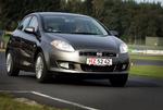 Dennye Fiat Bravo ruller frem i dramatisk stil. Prisen starter ved fornuftige 183.500 kr. 