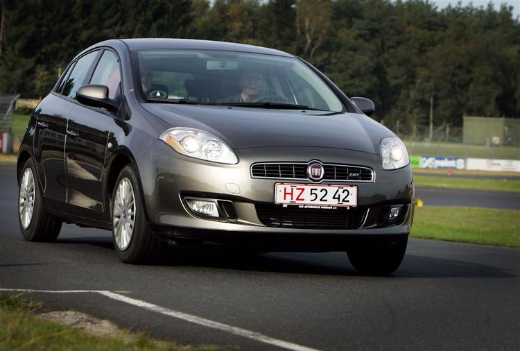 Dennye Fiat Bravo ruller frem i dramatisk stil. Prisen starter ved fornuftige 183.500 kr. 