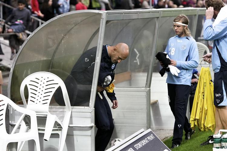 Der var koldt på bænken, konstaterede Arek Onyszko efter at have overværet Anders Lindegaard holde nullet i OB's mål i Superligakampen mod Esbjerg. 