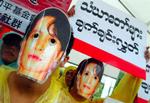 Demonstranter mod Myanmars styre bærer masker af Aung San Suu Kyi i Thailand i lørdags. 