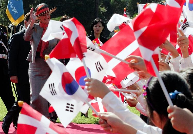 Dronning Margrethe har måtte klare de officielle pligter i Korea alene. 
