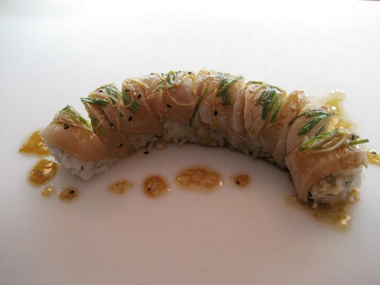 Nyåbnede Sushi Day har givet den japanske spise et kinesisk twist og laver sizzling sushi med kingfish både indeni og udenpå - og så serveres den rygende varm. 