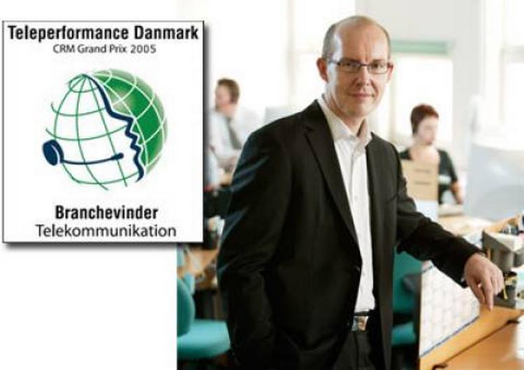 Henrik Larsen debitels kundeservicedirektør ved siden af det certifikat, der viser, at debitel blev kåret som teleselskabet med årets bedste kundeservice i 2005. 