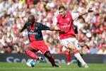 Niclas Bendtner er nødt til at være på holdet oftere i Arsenal i fremtiden, mener landstræner Morten Olsen. 